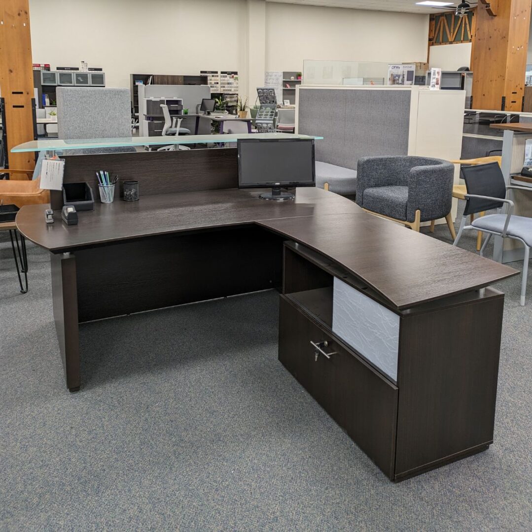 closeout safco medina 6′ by 7′ reception station